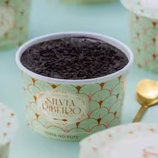 Bolo de cacau, com brigadeiro meio amargo e brigadeiro belga. Topo com raspas de chocolate. Obs. 1: não alteramos nenhum produto ou retiramos/adicionamos ingrediente. Obs. 2: produto de consumo imediato. Obs. 3: alguns produtos podem vir com vencimento do mesmo Dia.