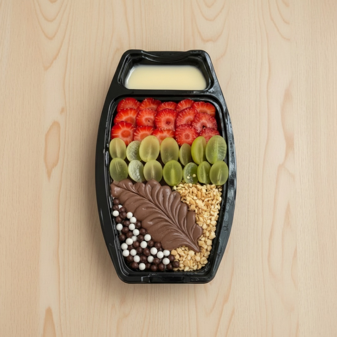 Barca Pequena, Açaí Tradicional, Leite Condensado, Creme De Avelã, Morango, Uva, Chocoboll E Amendoim