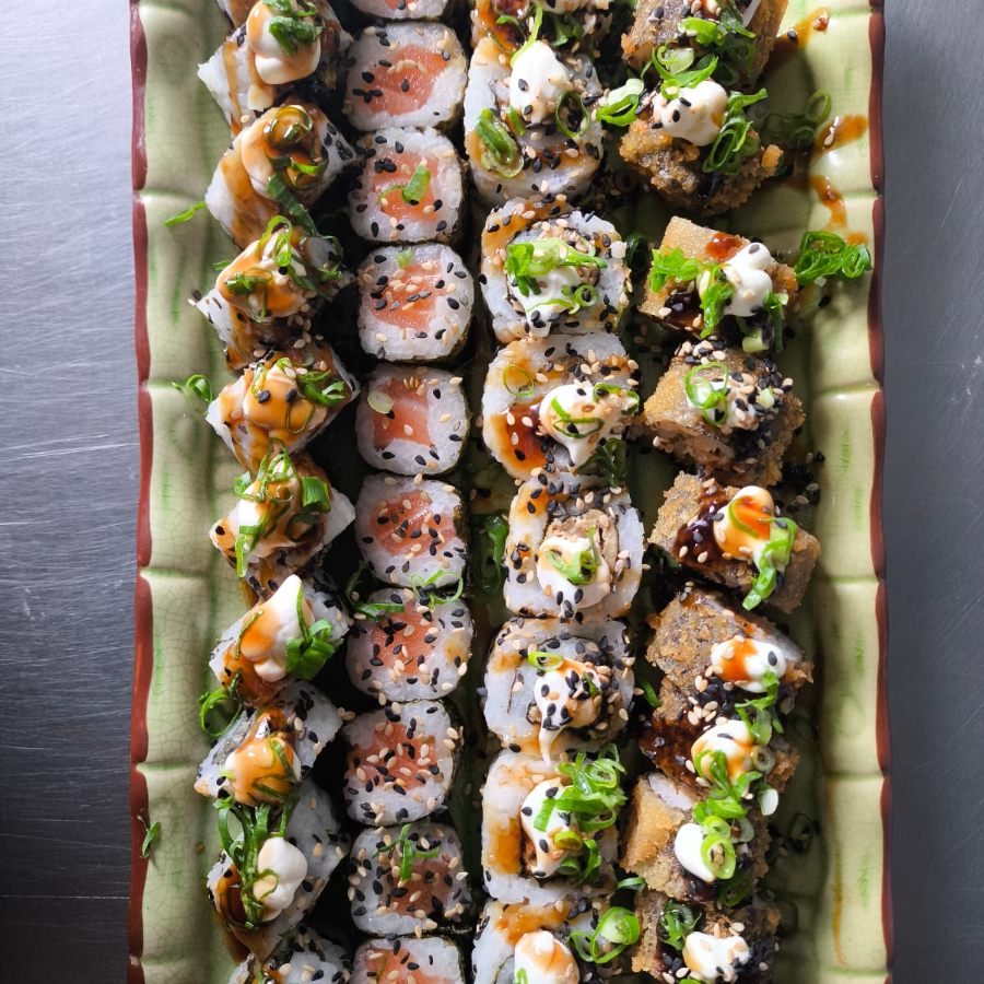 10 hot roll, 10 shakemaki, 10 uramaki skin e 10 uramaki salmão grelhado.