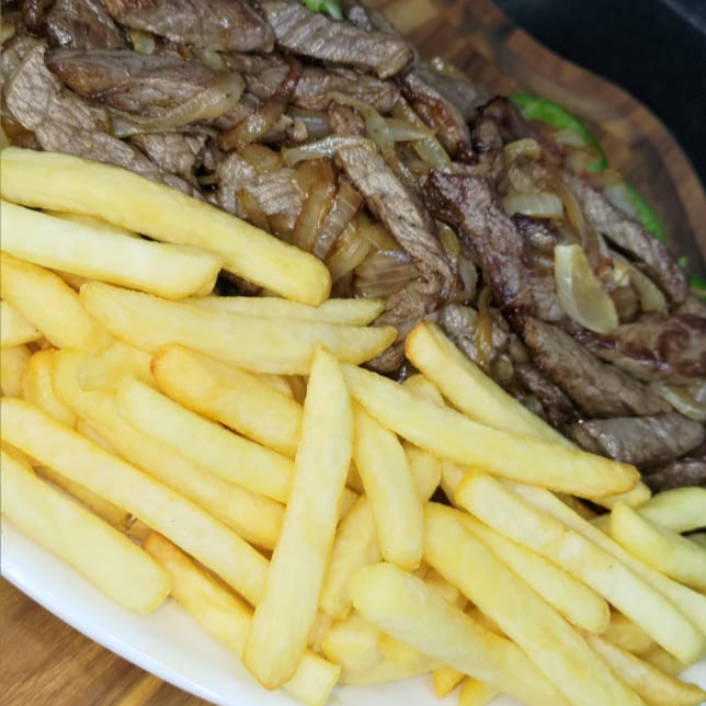 Maminha Acebolada com Fritas