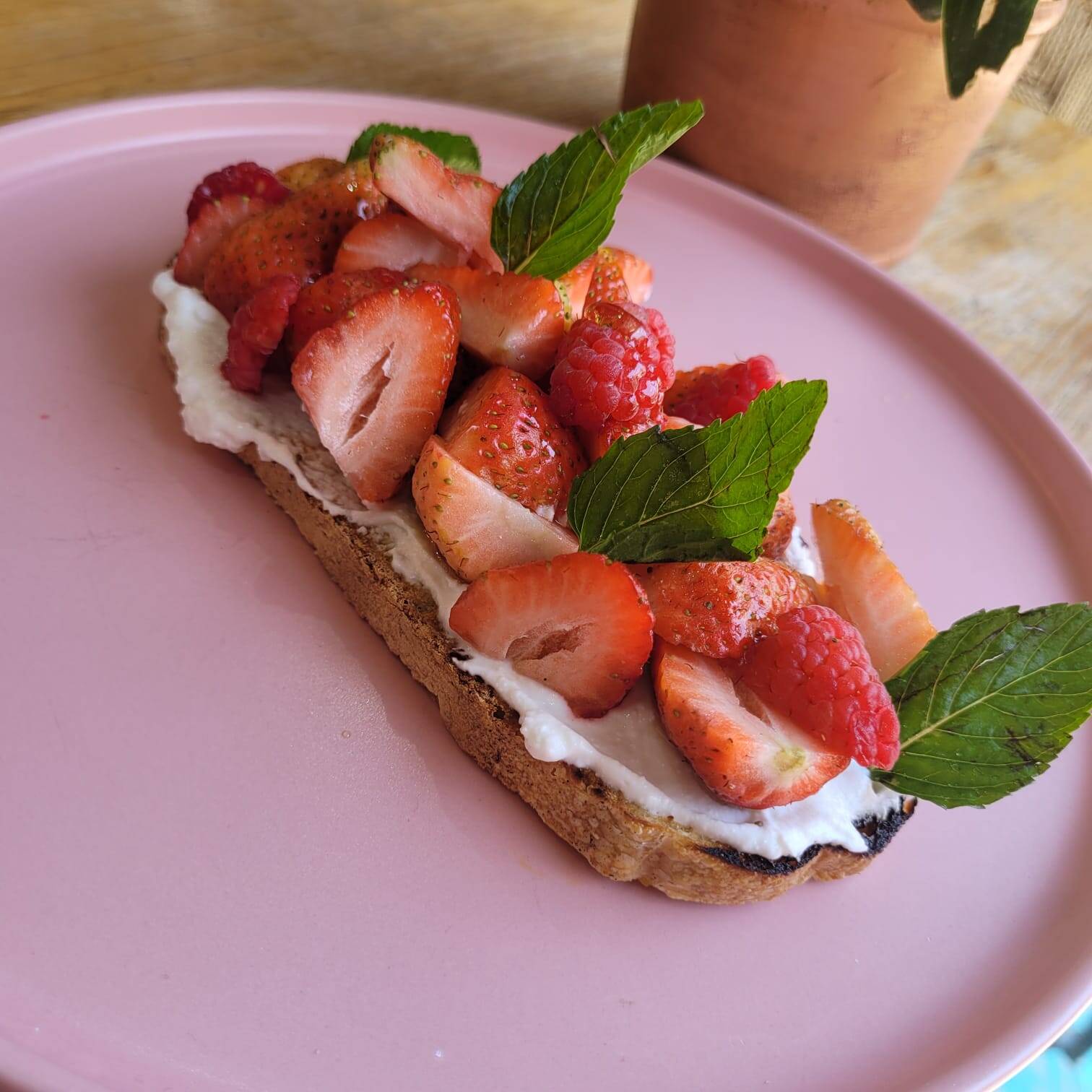 Tostado de Frambuesa y Fresas