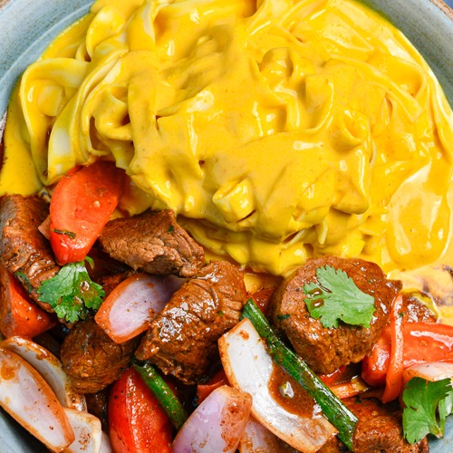 Fetuccinis a la Huancaina con Lomo Saltado