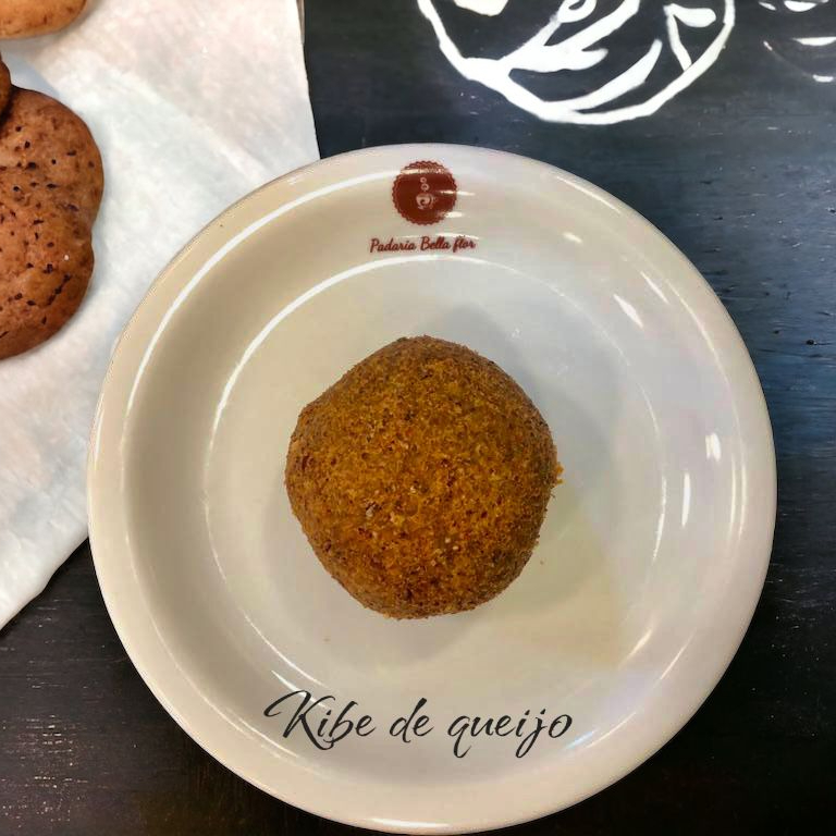 Quibe recheado com um saboroso queijo derretido, perfeito para quem ama um toque cremoso.