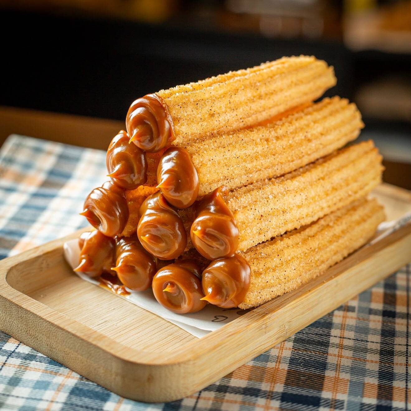 Descubra o prazer de saborear 10 irresistíveis Churros Espanhóis de 10 cm, meticulosamente recheados. Elaborados com perfeição no momento do seu pedido, eles são cuidadosamente envoltos em uma camada de açúcar e canela que realça ainda mais o seu sabor. Com uma textura externa crocante e um interior suave e úmido, estes churros são notavelmente sequinhos e ideais para um momento de partilha. Uma porção é suficiente para satisfazer duas pessoas, tornando-os o companheiro perfeito para um encontro casual ou para um final de refeição doce e agradável.