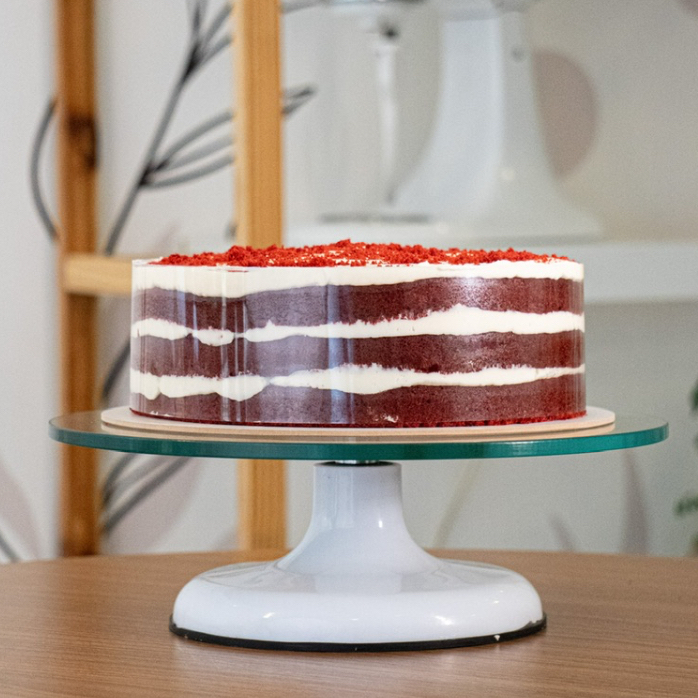 Tem coisa mais linda que essa torta? Nossa Red Velvet é puro charme: massa fofinha, cor apaixonante e aquele sabor único que só a gente sabe fazer. Uma fatia e pronto já virou vício. Pra dividir com quem você ama… ou guardar só pra você. A gente entende. serve até 20 pessoas