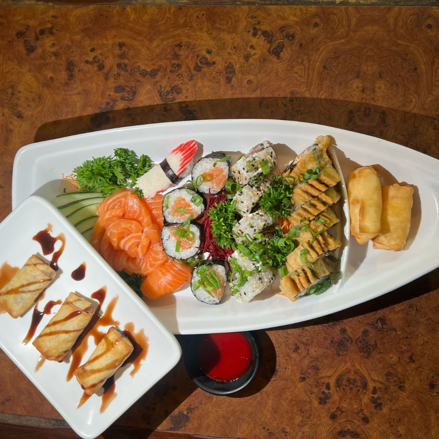 32 peças - 6 sashimi salmão, 1 sushi salmão, 1 sushi kani, 4 joy crispy, 6 hot filadelfia, 4 salmão maki, 5 uramaki filadelfia, 2 harumaki queijo e 3 harumaki chocolate