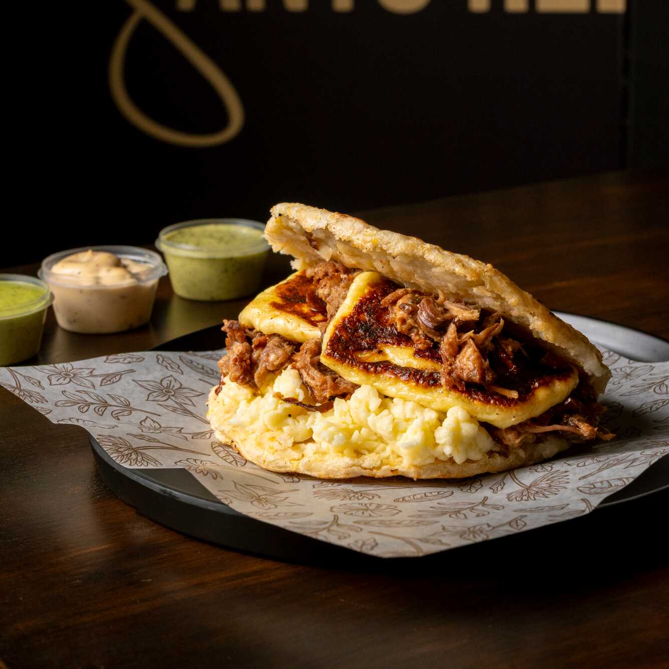 Arepa carne desmechada y Queso Asado