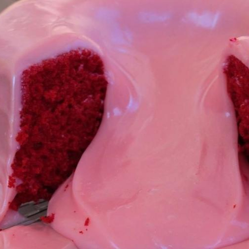 uma explosão de sabor COM UMA GENEROSA CAMADA DE geleia de morango