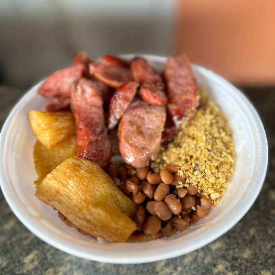 Acompanha arroz, feijão, mandioca frita, farofa artesanal e linguiça toscana assada.