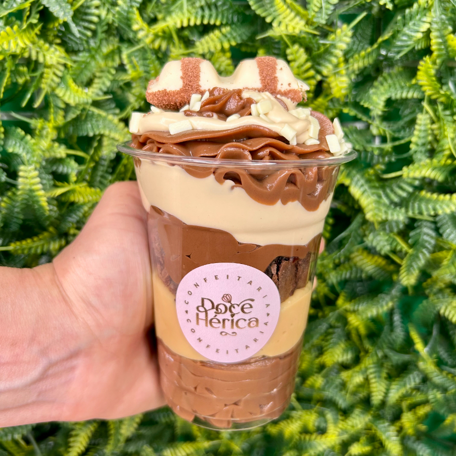 Copo kinder bueno com creme de chocolate creme de ninho mine brownies nutella creme kinder finalizado com granule creme kinder e bombom kinder bueno