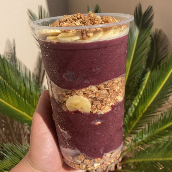 Açaí, banana e granola