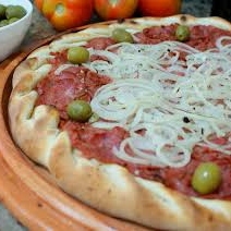 molho de tomate,calabresa e cebola.