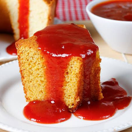 1 fatia. Clássico dos clássicos: bolo de fubá fofinho com uma generosa cobertura de goiabada derretida. Um pedacinho de aconchego que combina perfeitamente com um café fresquinho.