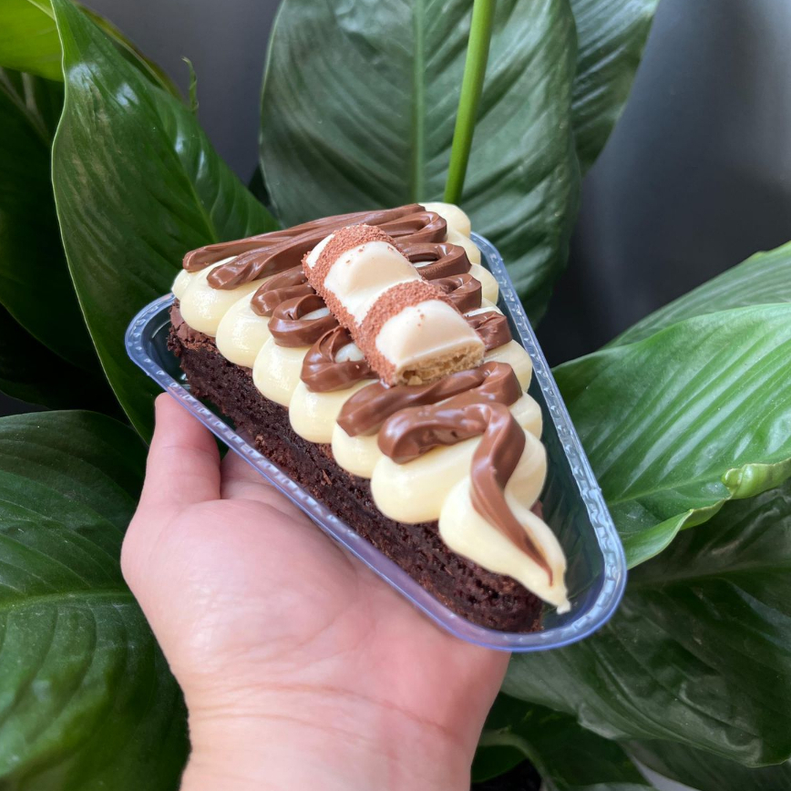 Fatia de brownie com recheio de Ninho e Nutella com Kinder Bueno no topo
