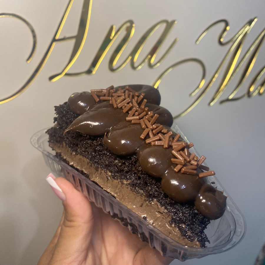 Nossa massa fofinha de chocolate black, recheada com uma generosa camada de brigadeiro ao leite, e finalizada com mais brigadeiro 50% cacau e granule melken