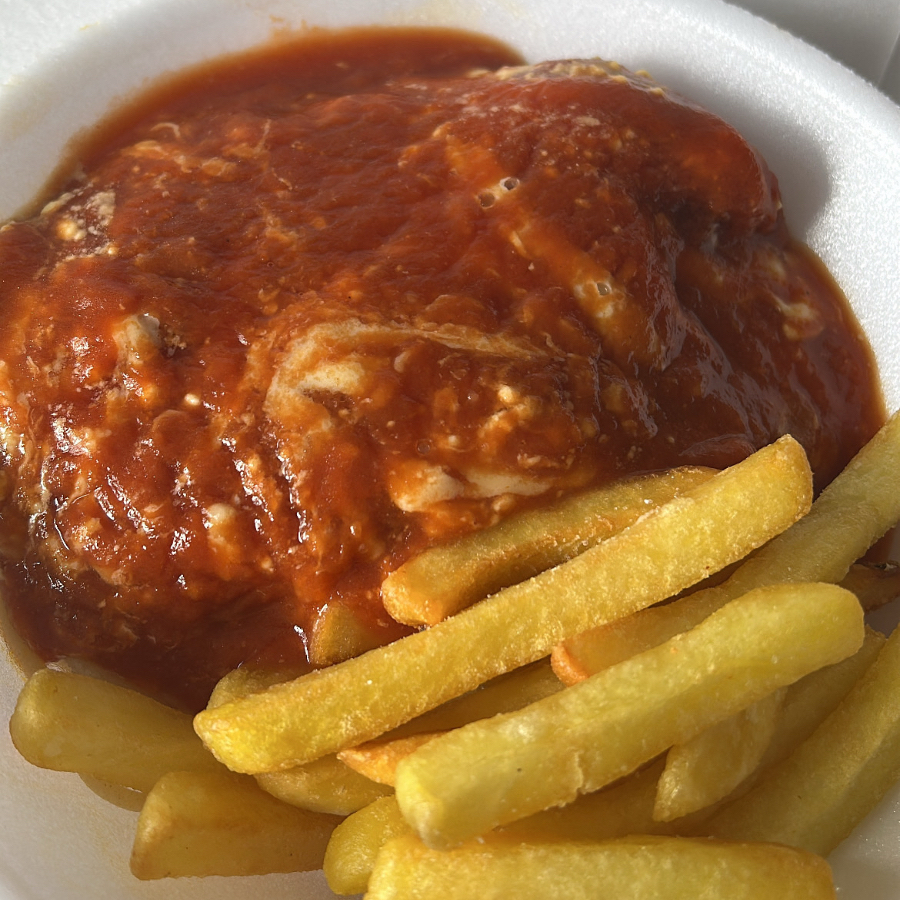 Delicioso Frango a Pamergiana com maravilhoso molho de tomate , acompanha macarrão espaguete e batata frita. Serve 1 Pessoa.