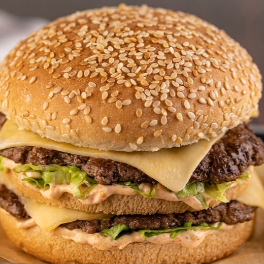 Pão 2 carnes 2 queijos molhos e salada