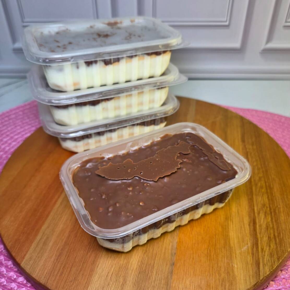 Se você ama Nutella, acabou de encontrar sua nova sobremesa favorita! Nosso Pavê de Nutella Crunch é preparado artesanalmente com camadas generosas de creme branco super cremoso, creme de avelã Crunch Nocciola e pedaços crocantes de biscoito que deixam cada colherada irresistível. Uma sobremesa gourmet, equilibrada, cremosa e crocante na medida certa, feita com ingredientes de qualidade para quem não abre mão de muito sabor.