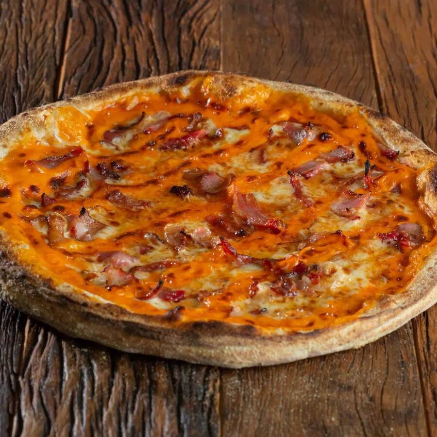 Molho ao sugo, muçarela, bacon, cheddar e orégano.