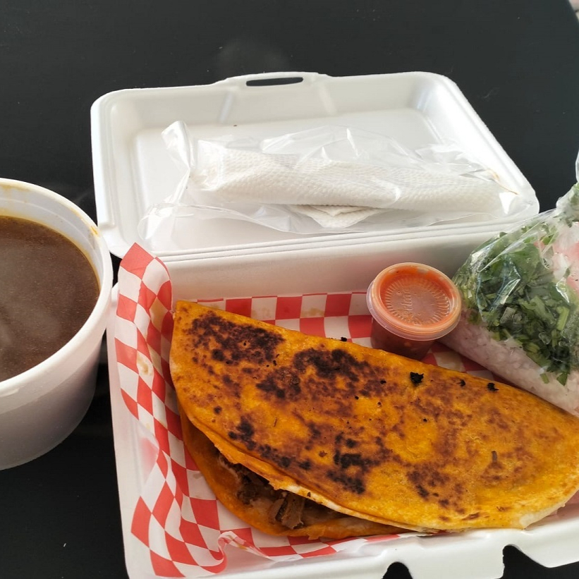 Quesabirria Sencilla de Harina + 1/2L de Consomé