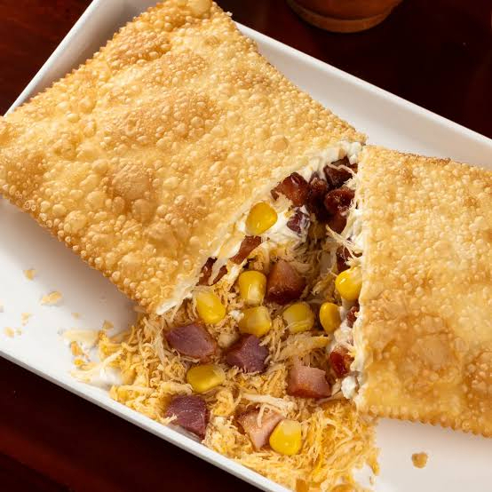 Pastel especial com frango desfiado, bacon, milho, mussarela uma combinação irresistível.