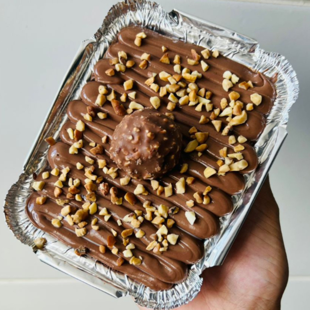 Bolo de chocolate molhadinho com brigadeiro castanhas e bombom ferrero