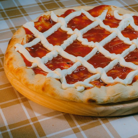 Massa fresquinha, muçarela, goiabada e muito cream cheese. A mistura perfeita do doce com o toque levemente ácido do queijo.