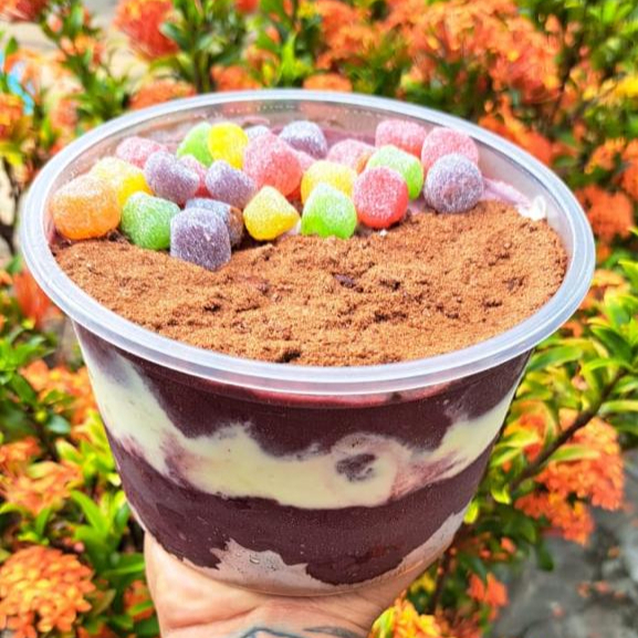 Desfrute do nosso generoso Pote de 800ML, perfeitamente projetado para permitir que você monte do seu jeito, com uma opção de açaí refrescante ou cremoso creme. Acompanha até três deliciosos complementos totalmente gratuitos, permitindo-lhe personalizar ao máximo a sua experiência gustativa. Você está no comando aqui, então, escolha os seus sabores preferidos para criar uma combinação única e irresistível. Aproveite esta oferta especial e satisfaça seu paladar com nossas opções genuinamente deliciosas!