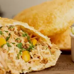 Frango desfiado bem temperado, sabor caseiro.