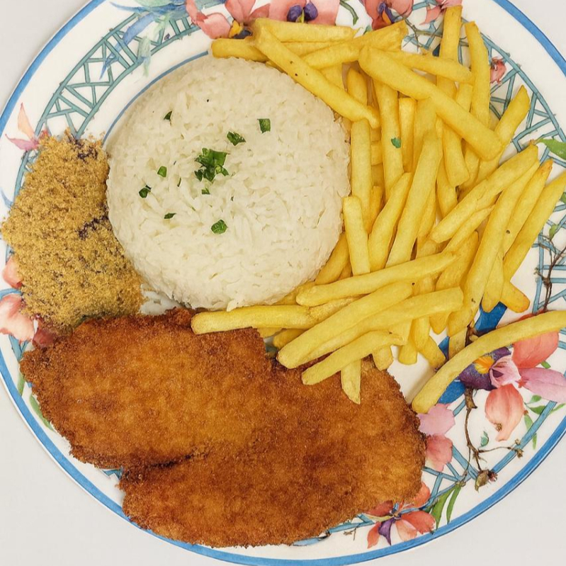 File de frango macio, empanado servido com Arroz branco soltinho, Feijao ,batata frita crocante, Farofinha da casa. uma combinacao classica e irresistivel.