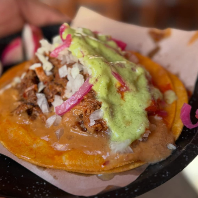 Taco Cacheteado (frijoles puercos)