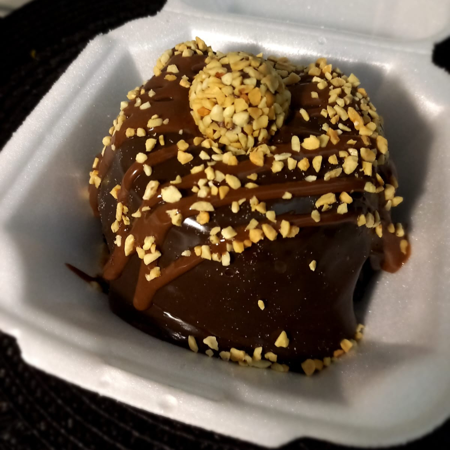 Massa black bem fofa e molhadinha, coberta com Muito recheio de brigadeiro 50% cacau, finalizado com Nutella, amendoim e 1 brigadeiro ferrero