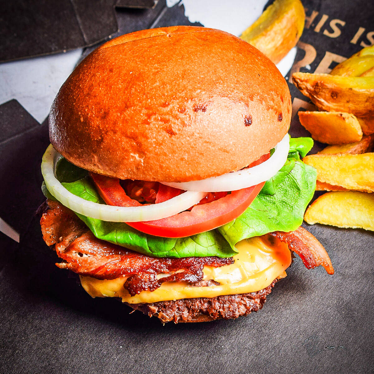 Cheeseburger & Bacon + Papas.