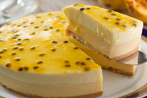 Rende de 10 a 12 fatias. Pesa aprox. 1,2kg. Vendida congelada, descongelar por 2 horas em temperatura ambiente antes de consumir. Contém ou pode conter glúten, leite e ovos. Conservar refrigerada. Consumir em até 3 dias.
O brilho do sol em formato de sobremesa. Usamos a polpa natural da fruta para garantir aquele azedinho característico que explode no paladar e refresca instantaneamente. Base amanteigada de biscoito maizena com mousse de maracujá é aerado e derrete no contato com a boca, cria