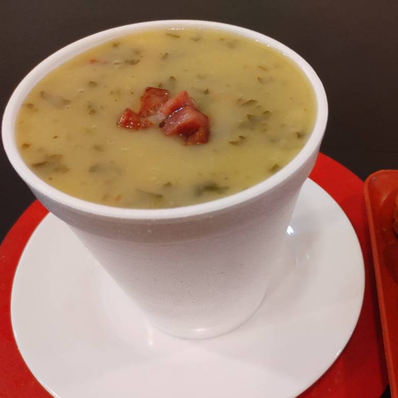 Delicioso caldo feito com batata, couve, calabresa e bacon.