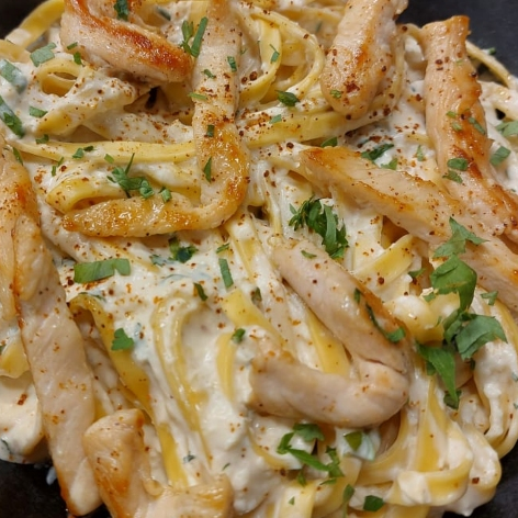 Este prato apresenta um macarrão cuidadosamente preparado ao ponto al dente, acompanhado de suculentas iscas de peito de frango, tão macias que derretem na boca. Coberto pelo tradicional molho de tomate ou pelo exclusivo molho branco da casa, este prato é finalizado com uma generosa porção de queijo ralado, que acrescenta uma camada extra de sabor e textura. Uma deliciosa combinação de ingredientes frescos e sabores vibrantes, este é o prato perfeito para os amantes de massas e frango.