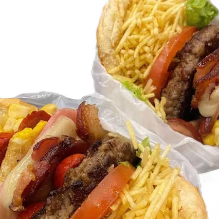 Hambúrguer suculento, queijo derretido, bacon crocante, ovo dourado, salsicha, alface, tomate, milho e batata palha. Uma explosão de sabores em cada mordida. Peça agora e renda-se ao prazer gastronômico!