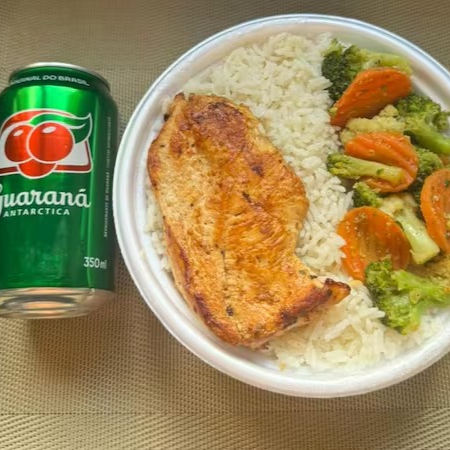Marmita com delicioso filé de frango grelhado acompanhado de arroz branco, feijão e mix de legumes. Acompanha refrigerante lata Guaraná Antárctica lata 350ml bem gelada. Marmita indicada para 01 pessoa. Serve 1 pessoa (400g)