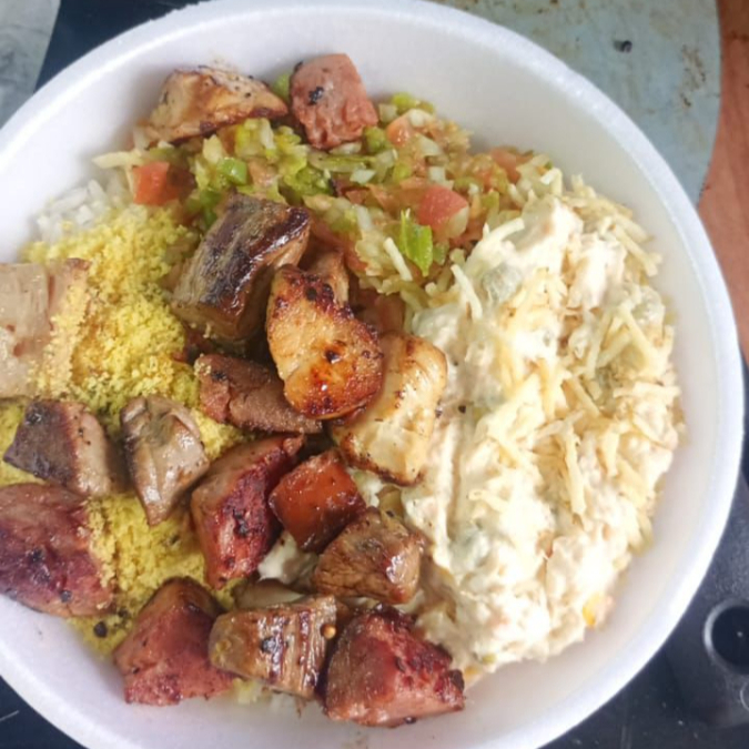 Arroz farofa salpicão molho e um espeto misto carne frango e linguiça.