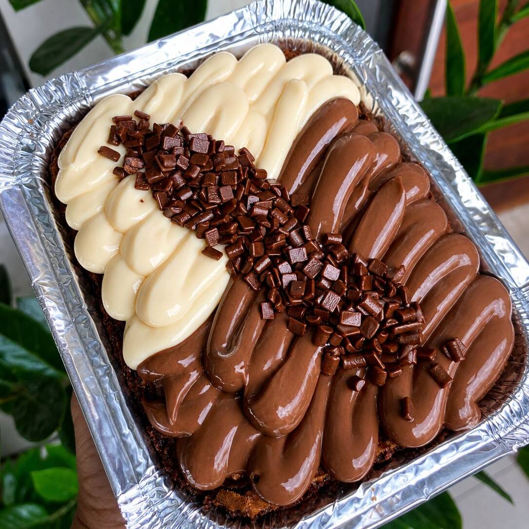 Nosso brownie é querido, super chocolatudo, com casquinha crocante e interior molhadinho, perfeito para quem ama chocolate de verdade. Para deixar ainda melhor, é finalizado com metade brigadeiro, metade brigadeiro de Ninho e granulado de chocolate nobre, tornando cada mordida simplesmente irresistível. Pesa em média 500g.