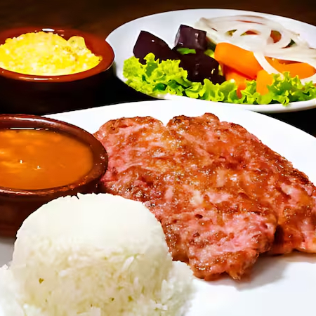 Linguiça toscana frita no ponto certo, com arroz soltinho, feijão saboroso, salada fresca e sua escolha entre fritas crocantes ou purê cremoso. Sabor que conquista!