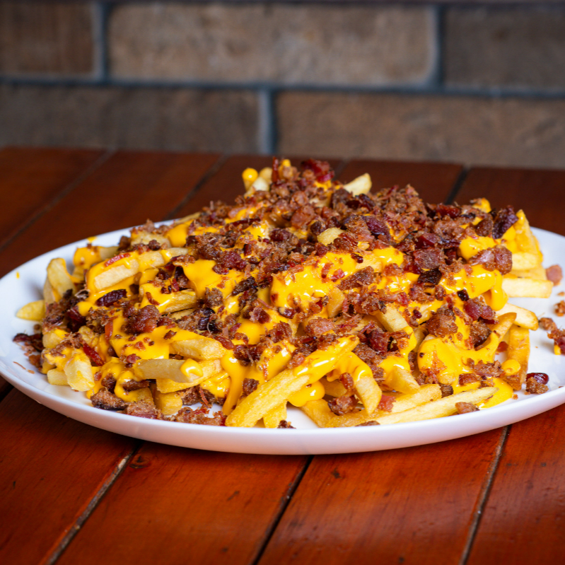Porção de batata grande com cheddar cremoso e bacon
