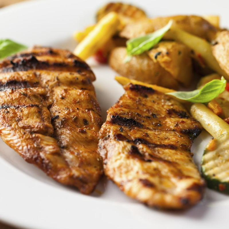 Porção de frango grelhado. Não possui acompanhamentos.