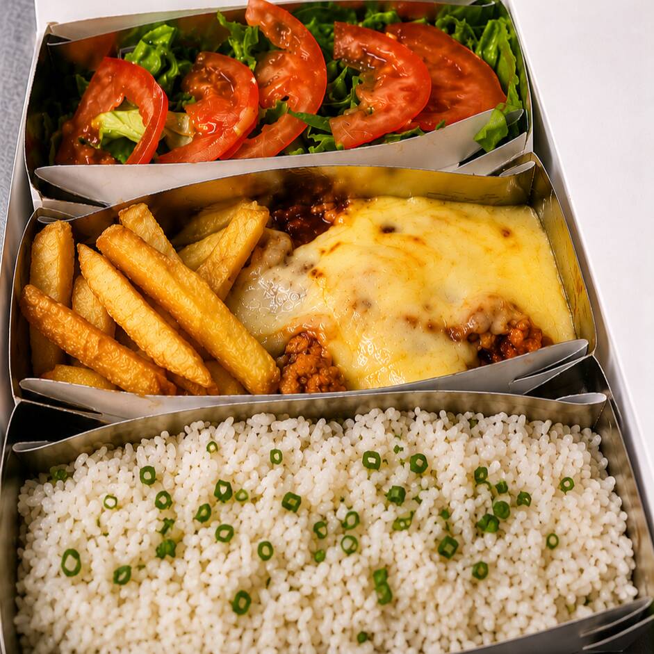 Arroz soltinho, uma deliciosa Parmegiana de frango coberta com molho de tomate e queijo derretido, acompanhada de batata e uma salada fresquinha. Uma refeição completa, saborosa e feita com carinho troque a batata por batata palito e deixe a salada apenas alface e tomate