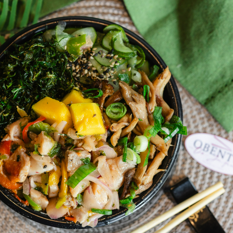 Base de gohan ou arroz shari, cevit de peixe branco, sunomono, shimeji cogumelos e couve crocante.