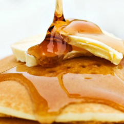 Hot Cakes con Maple y Mantequilla