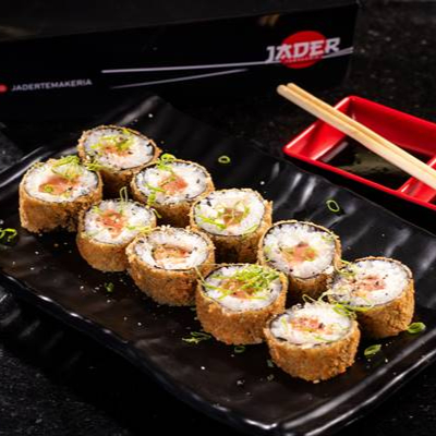 Roll empanado com arroz e recheio de salmão fresco com cream cheese.