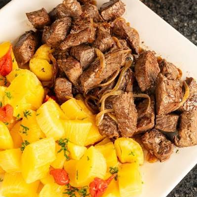 400g de carne de sol, tomate, cebola, 200g de mandioca cozida e muçarela ralada por cima.