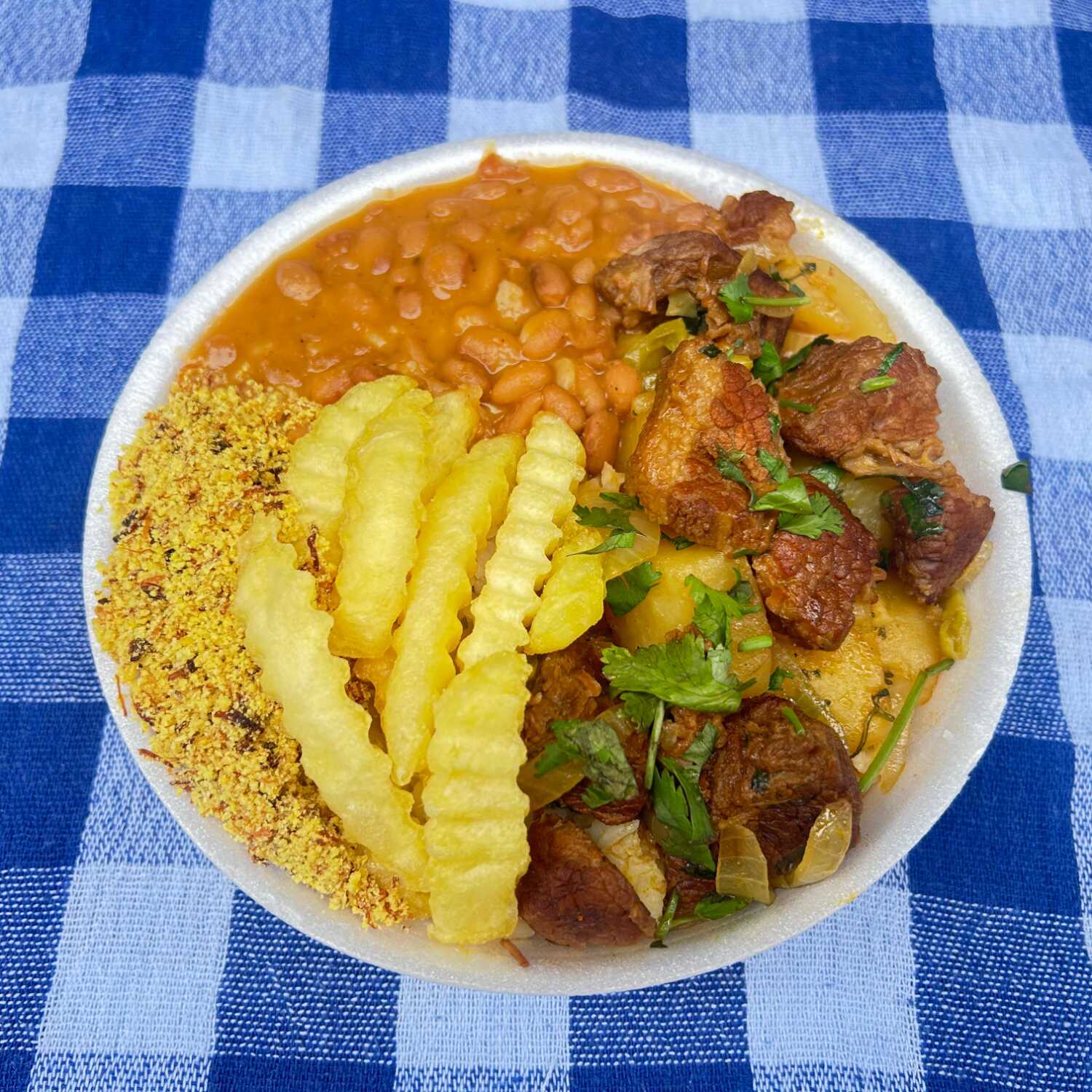 esta marmita acompanha carne cozida bovina/ ARROZ/FEIJÃO/BATATA ONDULADA/ FRITAS/FAROFA . carne cozida bovino ( indicada para 1 pessoa)