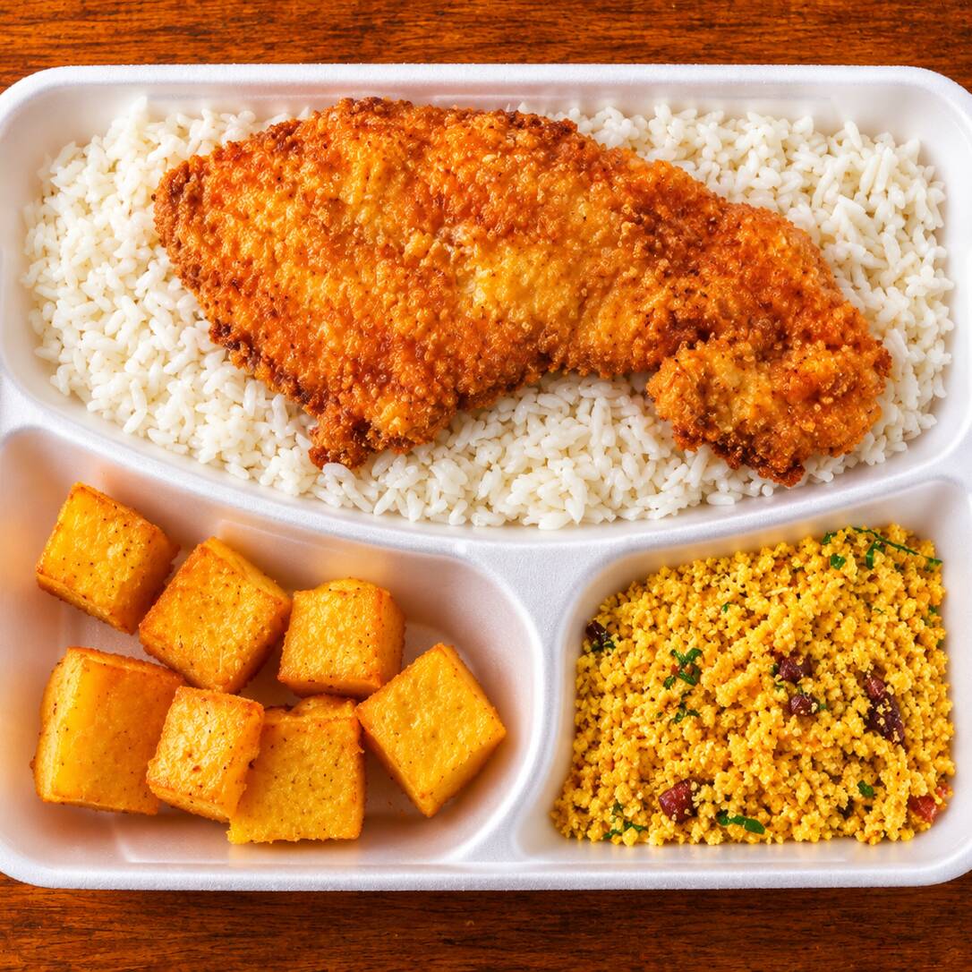 Delicioso filé de frango a milanesa empanado, arroz soltinho, feijão caseiro, fritas crocante e farofa temperada.